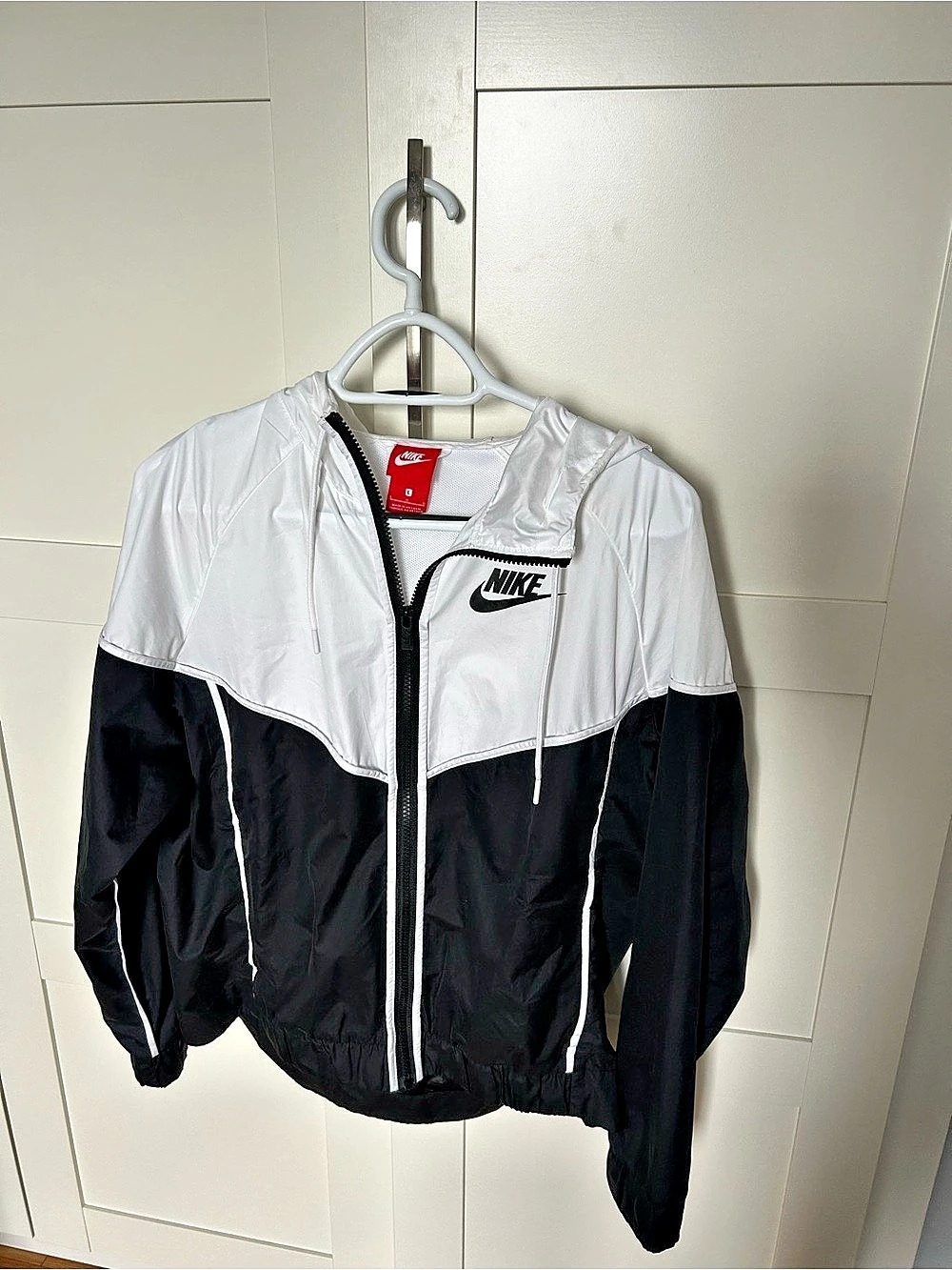 Women’s Nike Sportswear Windrunner Jacket Color Block Black & White Large